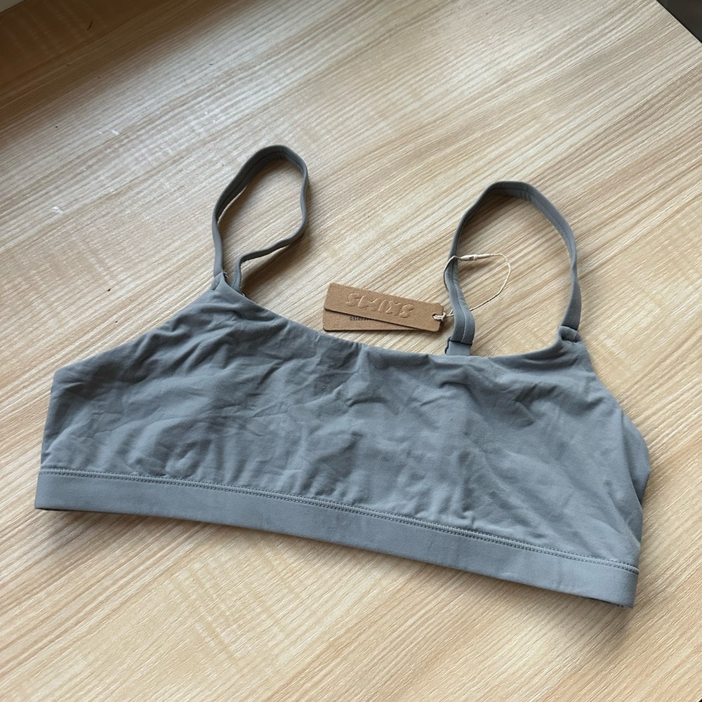 SKIMS FITS EVERYBODY SCOOP NECK BRA | GREY
